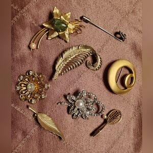 Lot of 12 various jeweled broaches/ pins